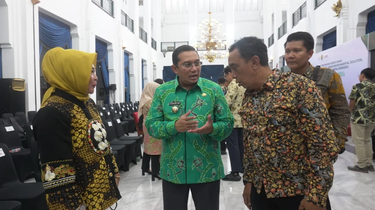 HADIRI: Pj Bupati Sumedang Yudia Ramli saat menghadiri Mou PT JES di Gedung sate Bandung, baru-baru ini.