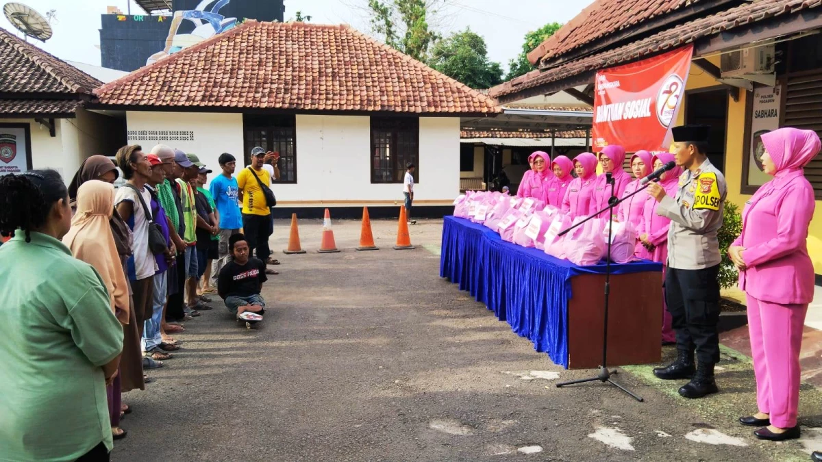 Rayakan Hari Bhayangkara ke-78, Polsek Pagaden Gelar Giat Bakti Sosial