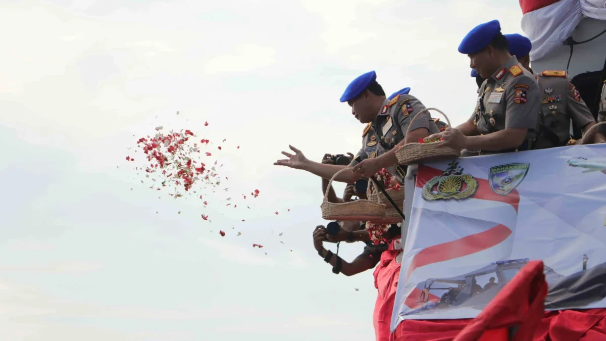 HUT Ke-78 Polri, Kabaharkam Pimpin Tabur Bunga di Laut-Dok. Baharkam Polri-