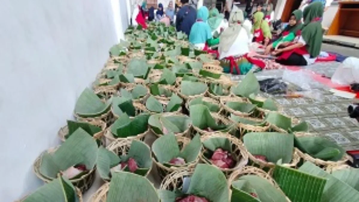 Pertahankan Tradisi Kemas Daging Kurban Dengan Bongsang