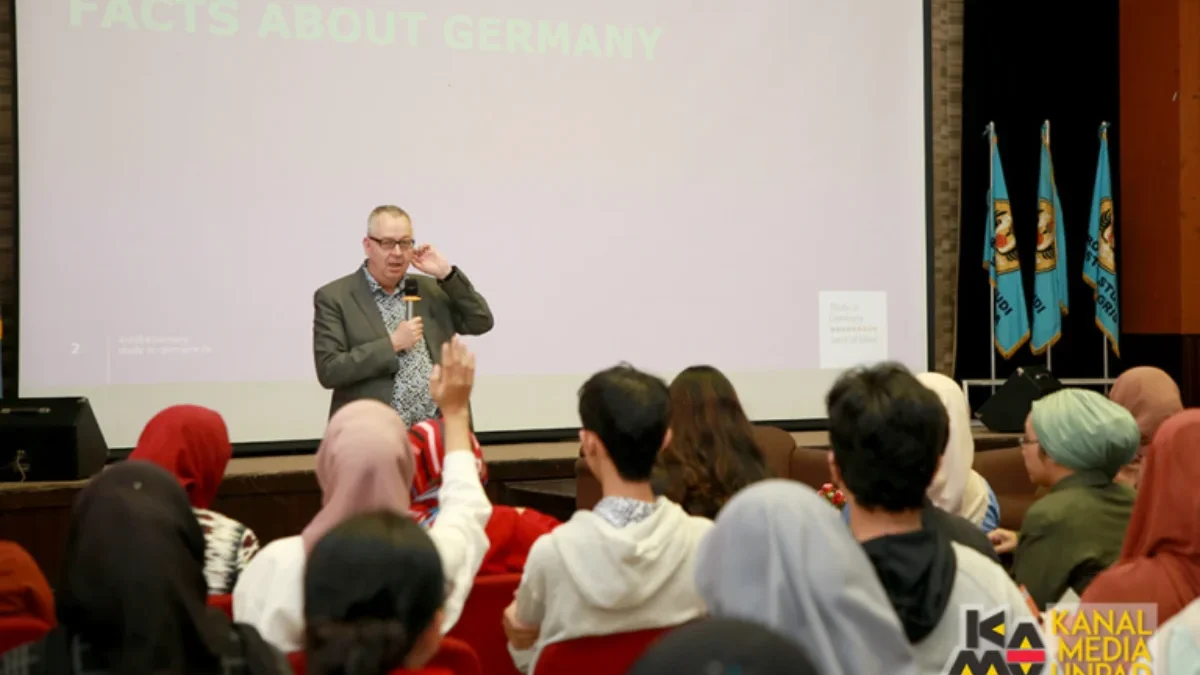 Direktur Kantor Regional DAAD Jakarta, Dr. Guido Schnieders menjadi narasumber dalam sesi informasi berjudul “