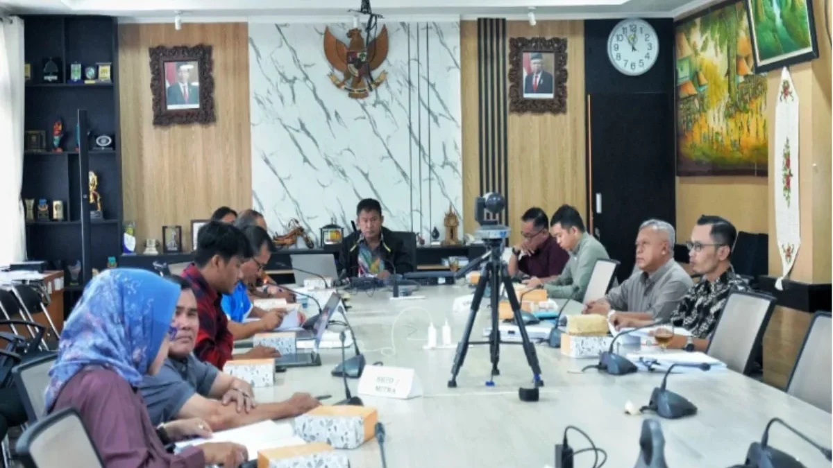 RAPAT KERJA: Pansus 8 DPRD Kota Bandung menggelar rapat kerja melanjutkan pembahasan draf Raperda tentang Keol