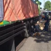 TEWAS: Korban kecelakaan Susi Hadianti saat hendak dievakuasi di bawah mobil truk fuso di Jatinangor, Minggu (