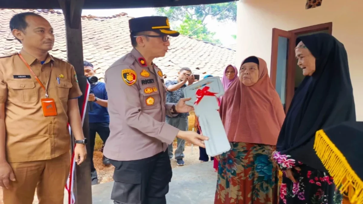 Kapolres Purwakarta, AKBP Edwar Zulkarnain secara simbolis menyerahkan bantuan Rutilahu, Selasa (26/5)