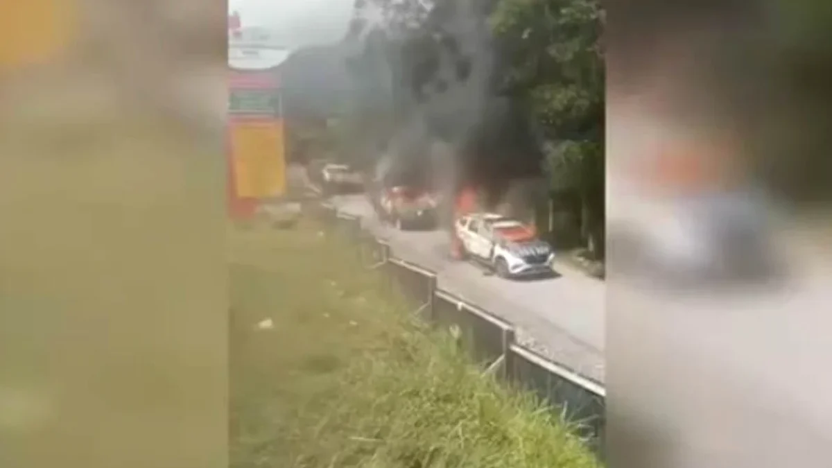 3 Orang Jadi Korban Penembakan, Warga Balas dengan Bakar 6 Mobil Aparat