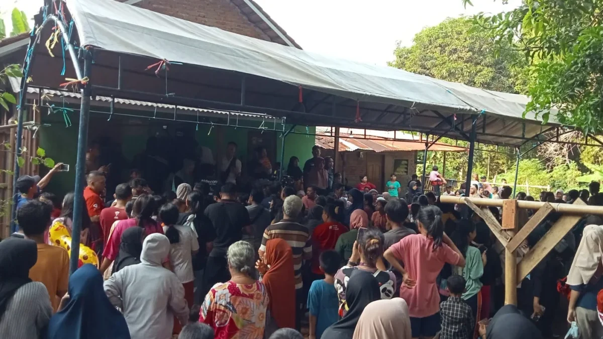 Kerumunan warga menyambut kedatangan Pegi Setiawan.