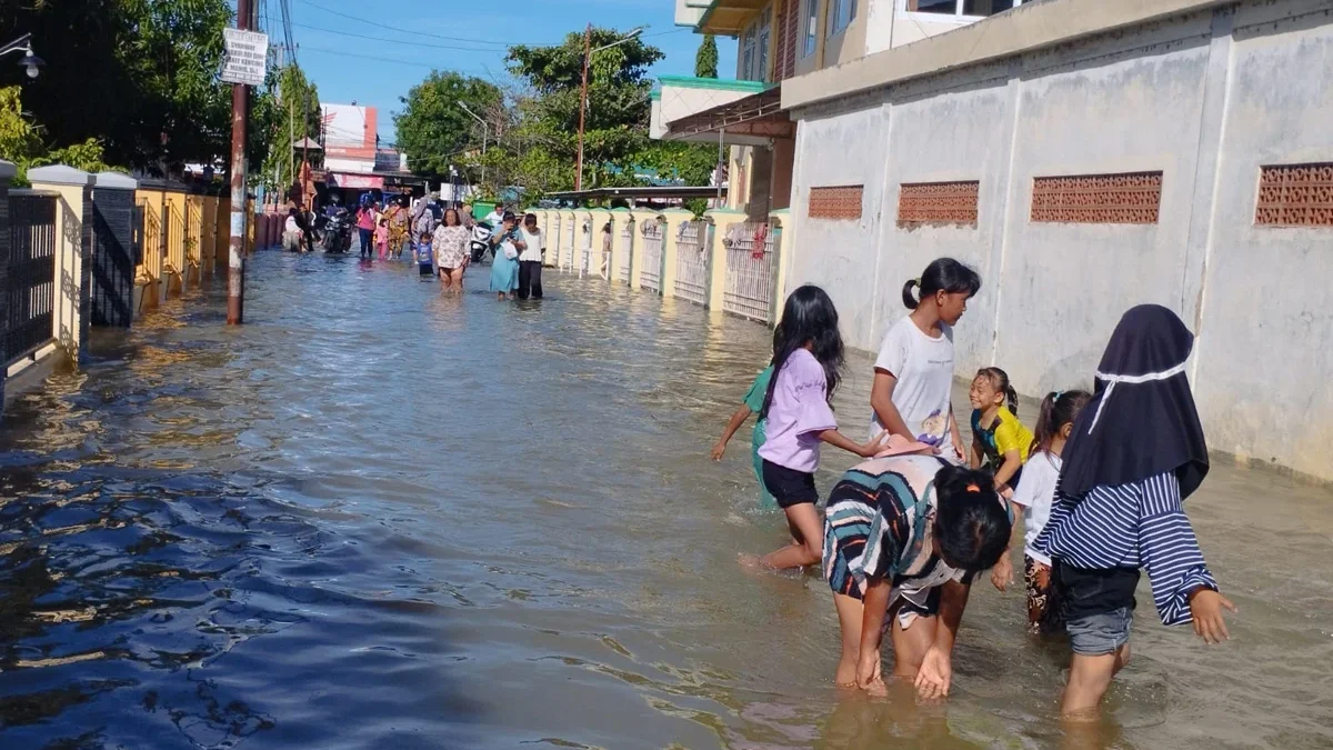 Akibat curah hujan tinggi dan tanggul sungai jebol, banjir masih merendam Desa Jagapura Kecamatan Gegesik hing