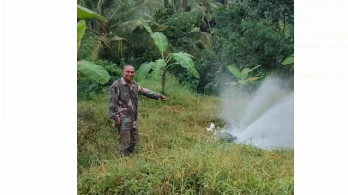 TUNJUKAN: Kepala Desa Ranggasari Dedhe R Manikmaya SE saat menunjukkan dan memperbaiki pipa di wilayahnya, Kam