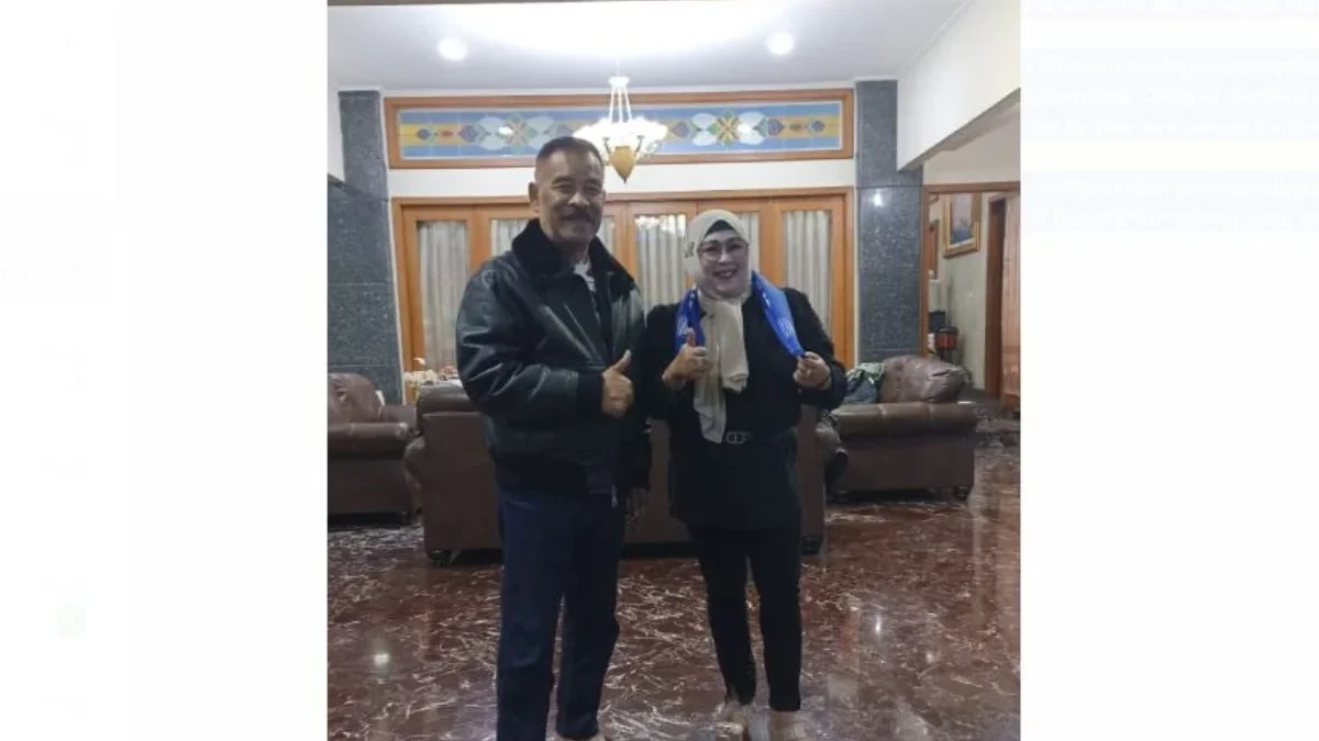 BERSAMA: H. Umuh Muchtar saat berfoto dengan putri Wakil Presiden Ma’ruf Amin Hj Siti Mamduhah di kediamannya,