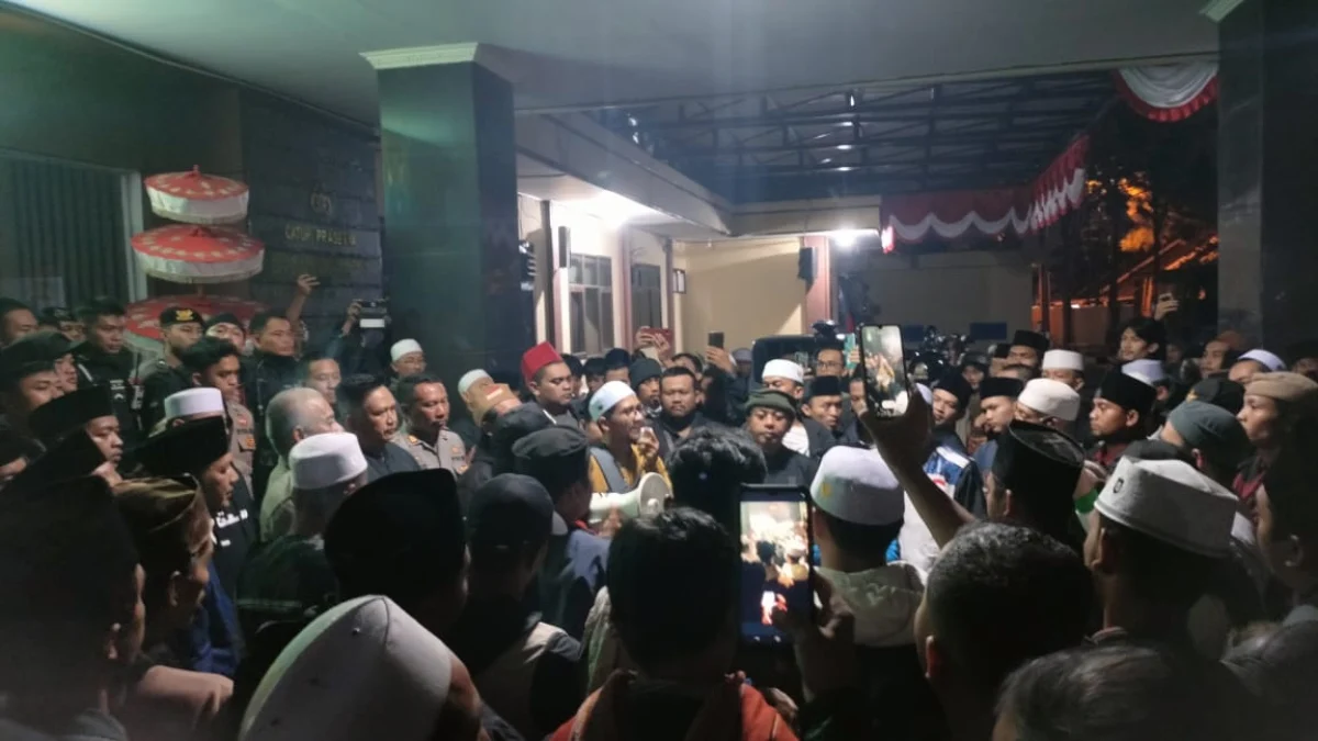 Ratusan santri mengawal laporan dari Pimpinan Ponpes Darul Ulum Petir Ciamis KH Ujang Abdussalam di Mapolres T