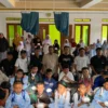 BAGIKAN: Pendiri dan Ketua Komunitas Saderek Clan berfoto bersama anak-anak Pesantren Panti Asuhan Yayasan Ulu