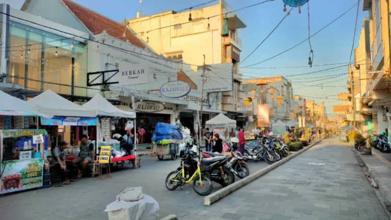 PKL dan Kendaraan berderet di kawasam pedestrian Jalan Cihideung, Istimewa-radartasik.id