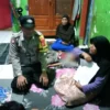 Anggota Polsek Mangkubumi saat berbicara dengan ibu dari M Rahmatul Alkap Nur Fajri, anak yang ditemukan menin