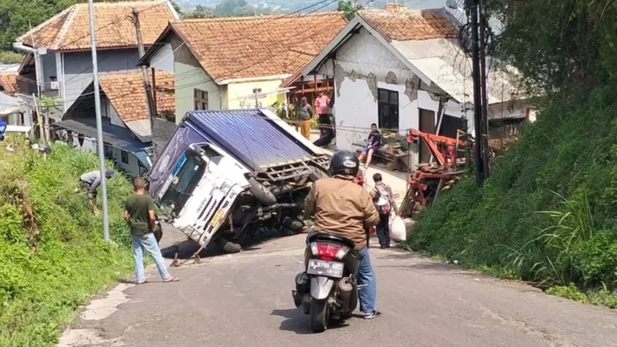 Arus Lalu Lintas Terhambat karena Truk Muatan yang Terguling