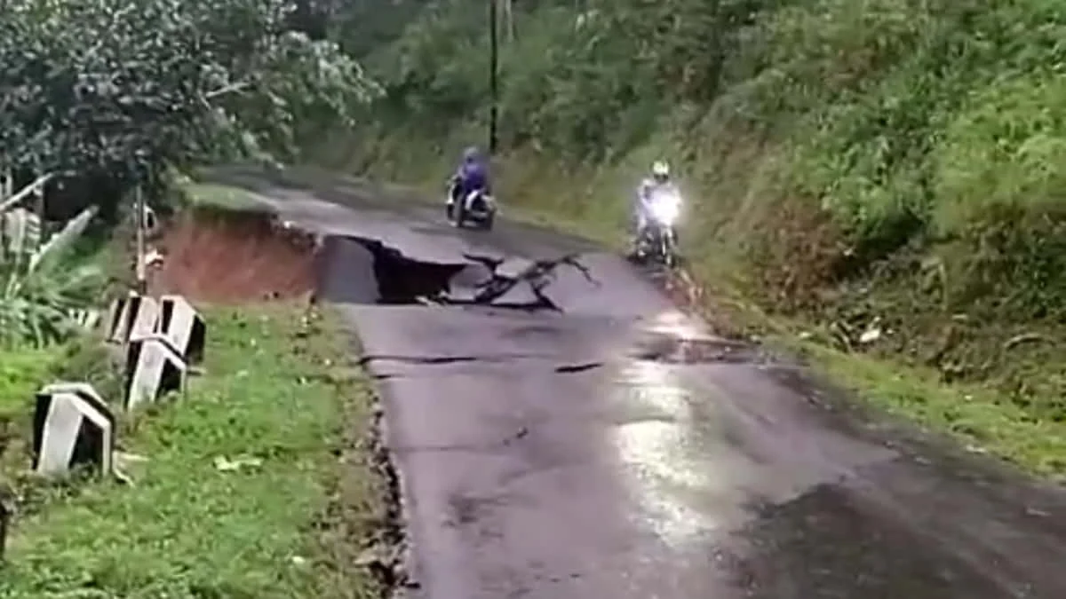 Amblas Setelah Hujan, Beginilah Kondisi Jalan Raya Taraju di Tasikamalaya