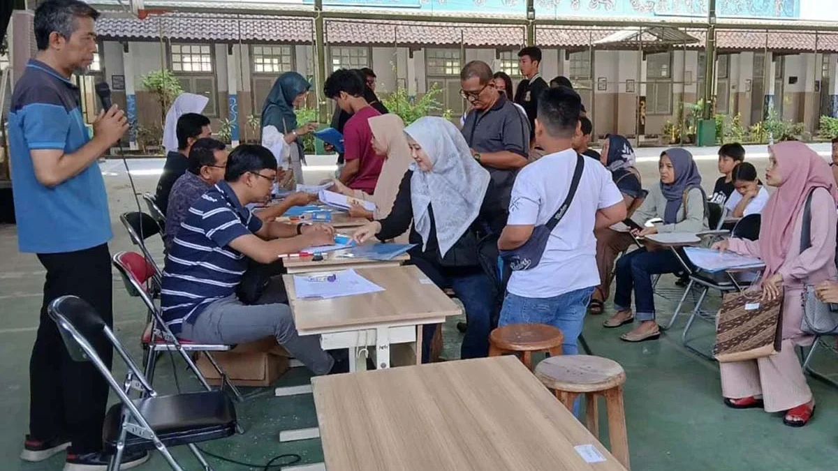 Siswa baru yang diterima di SMPN 1 Kota Cirebon sedang mendaftar ulang.