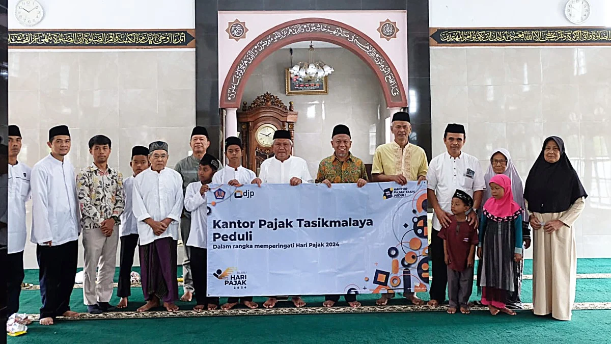 KPP Pratama Tasikmalaya memberikan santunan kepada anak yatim saat memperingati Hari Pajak