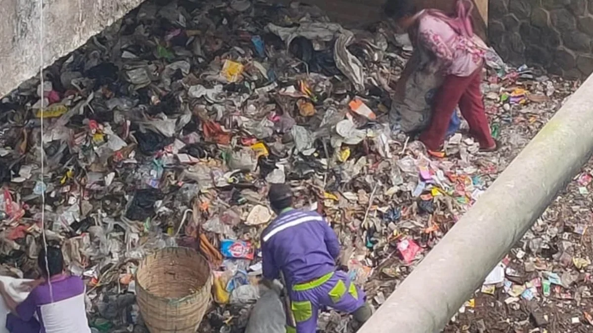 ODGJ Ikut Serta Bersihkan Kolong Jembatan Dari Sampah yang Menggunung