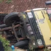 Truk Muatan Genteng Terbalik Timpa Rumah Warga