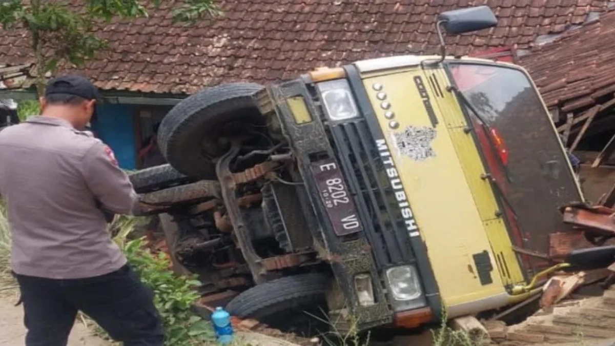 Truk Muatan Genteng Terbalik Timpa Rumah Warga