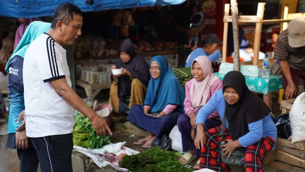 Wakil Bupati Pangandaran H Ujang Endin Indrawan berbincang dengan para pedagang Pasar Parigi, Minggu, 7 Juli 2