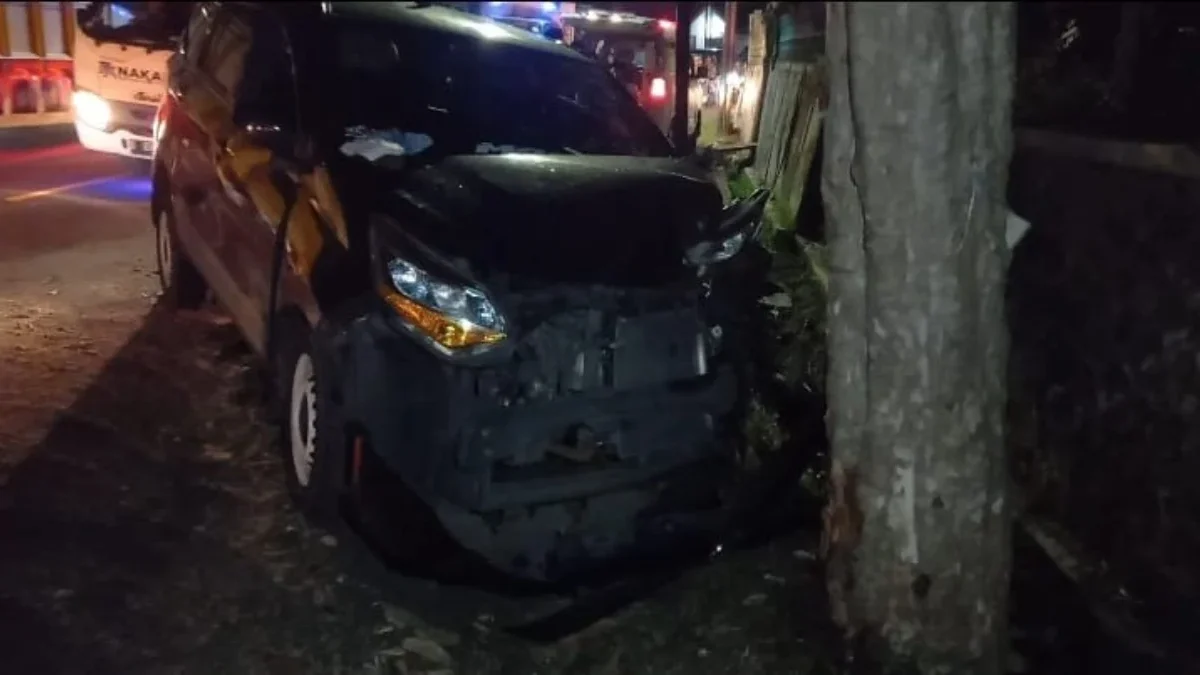 TABRAK: Sebuah minibus menabrak pohon di Kelurahan Pasanggrahan Baru Kecamatan Sumedang Selatan, baru-baru ini