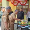 POTONG: Camat Cimanggung H. Agus Wahyudin saat memotong tumpeng pada perayaan HUT Bhayangkara ke -78 di Cimang