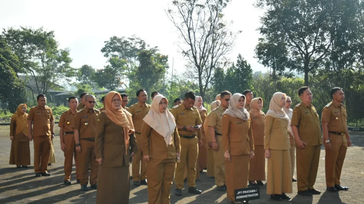 IKUTI: Para Aparatur Sipil Negara (ASN) Pemda Sumedang saat mengikuti Apel Pagi Gabungan di lapangan PPS, Seni