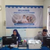 PIKET: Sekretaris PPDB SMK Informatika Sumedang, Ai Oke Wita Tarlina SPt (kiri), saat bertugas bersama rekanny