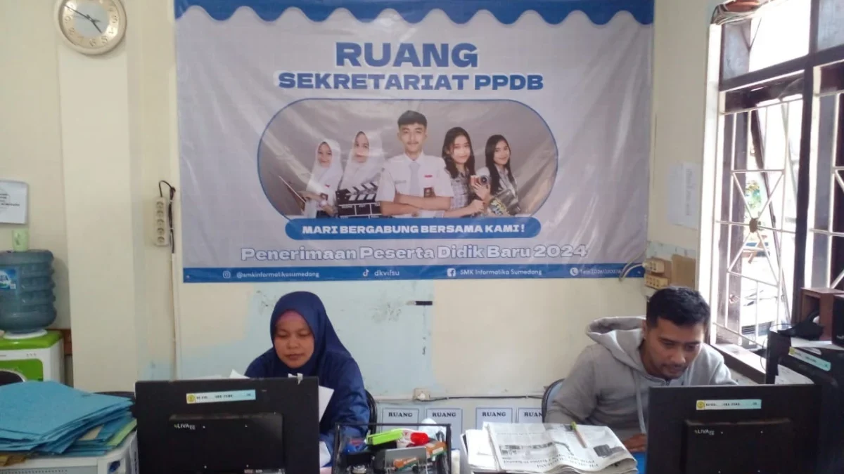 PIKET: Sekretaris PPDB SMK Informatika Sumedang, Ai Oke Wita Tarlina SPt (kiri), saat bertugas bersama rekanny