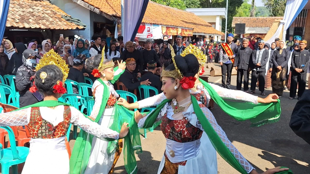 MERIAH: Pagelaran Upacara Adat Ngalaksa di Desa Wisata Rancakalong yang diwarnai \"Nyi Pohaci Ngaraksa Diri\", S