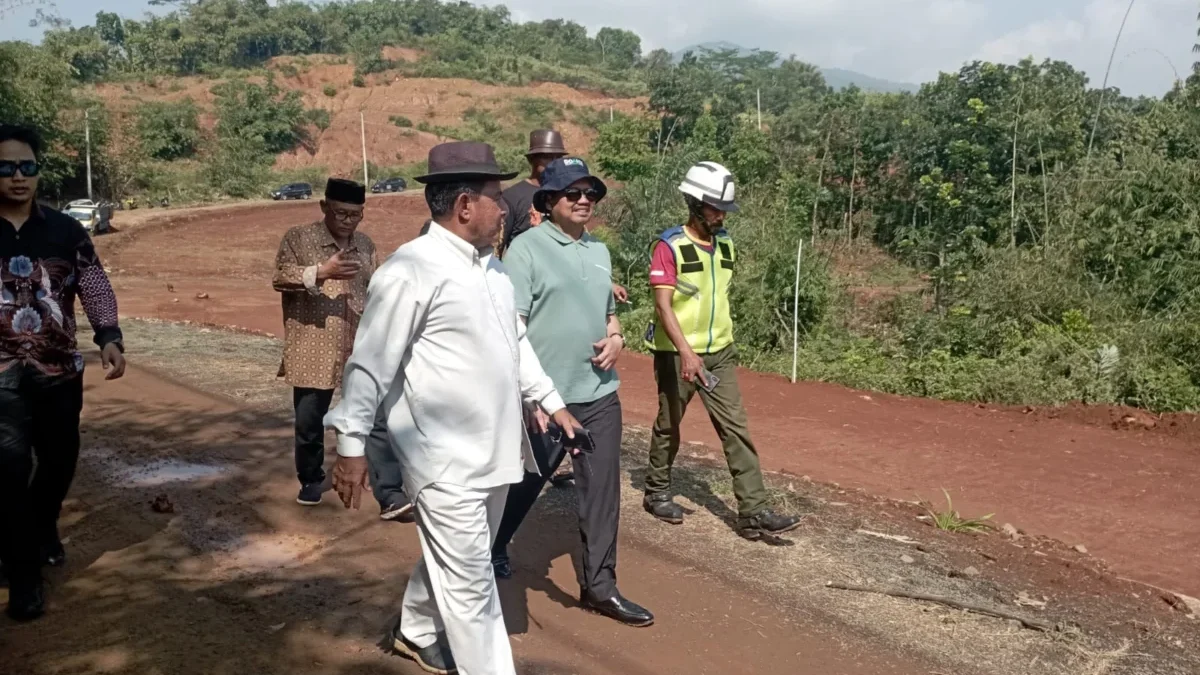 TINJAU: Mantan Bupati Sumedang Periode 2018 – 2023 Dony Ahmad saat meninjau Jalan Lingkar Utara Jatigede, Sela