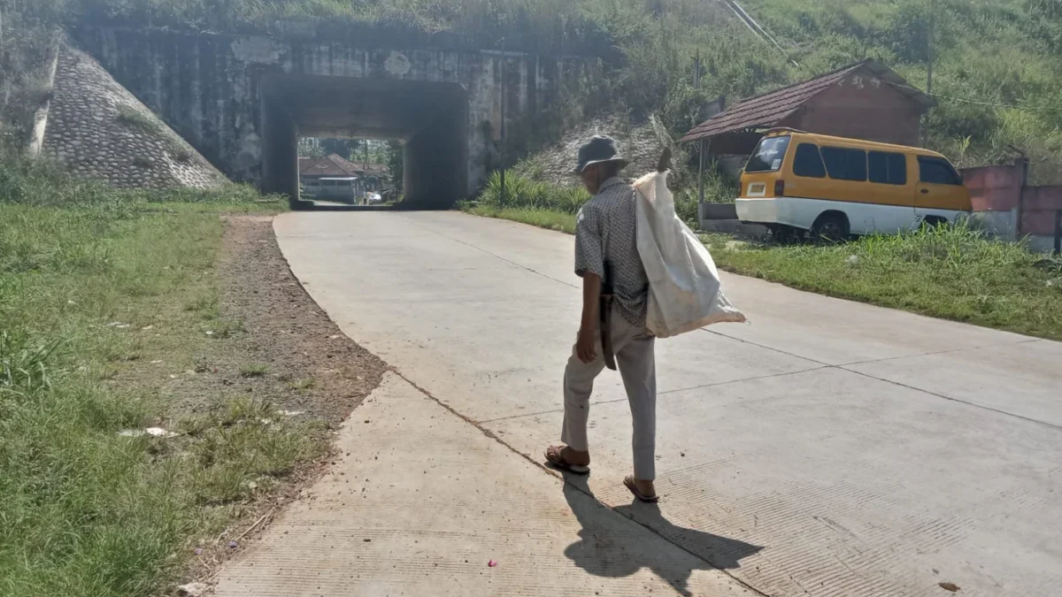 LOKASI: Pelebaran jalan di tanah milik warga Desa Lebak Jati atau jalan Sumbersari yang terdampak pembangunan