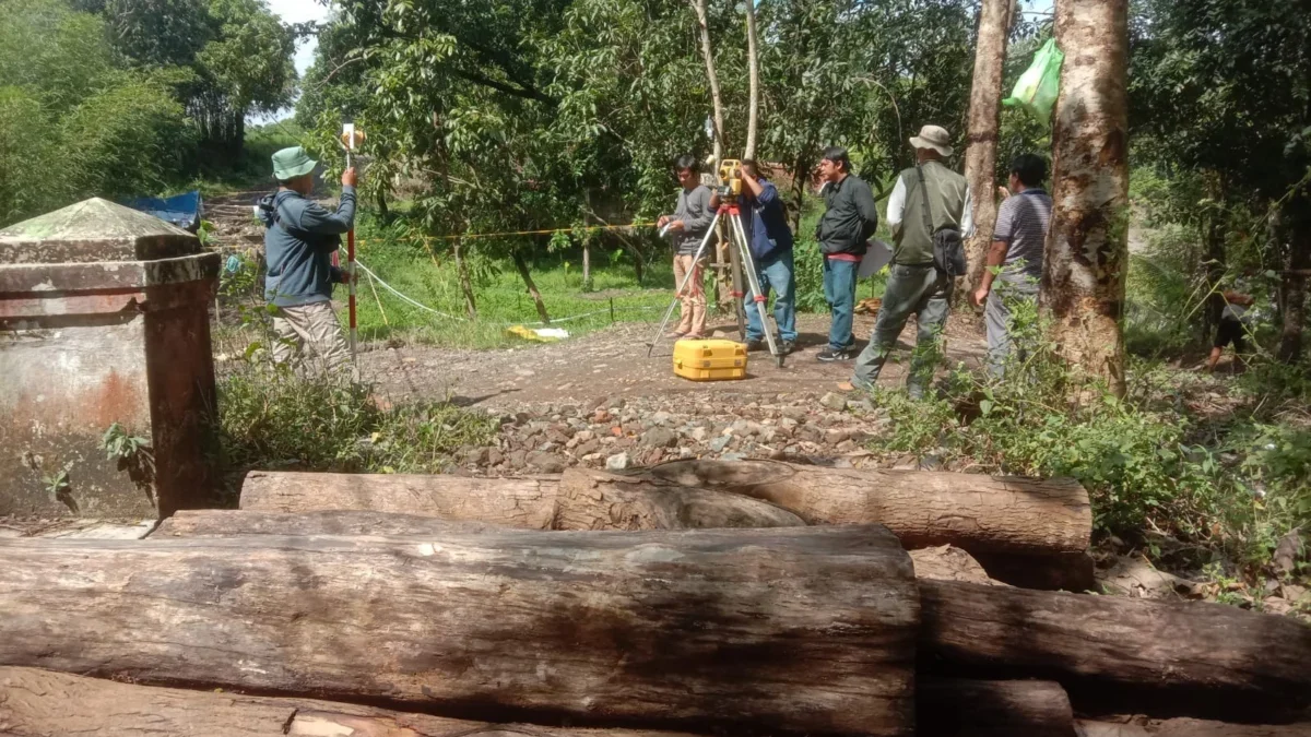 DIUKUR: Pengukuran untuk pembangunan Jembatan Neglasari di Desa Babakanasem sudah mulai dilakukan, baru-baru i