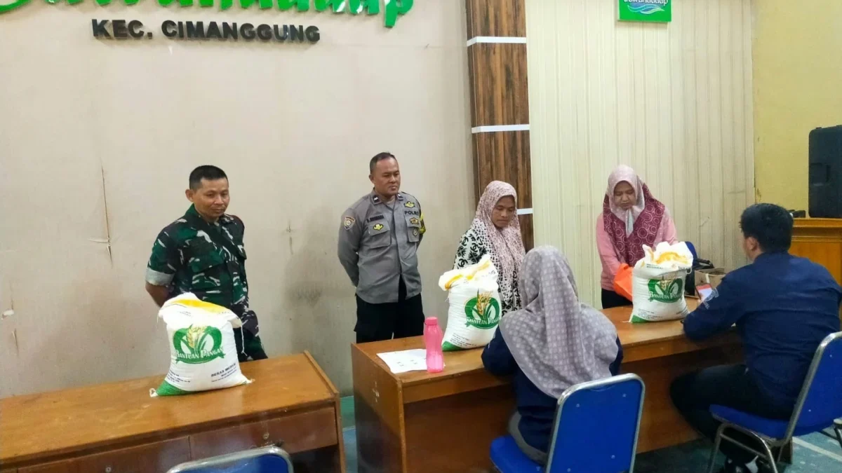 SALURKAN: Aparat Desa Sawahdadap yang di awasi oleh Babhinkamtibmas dan Babinsa saat menyalurkan bantuan Cadan