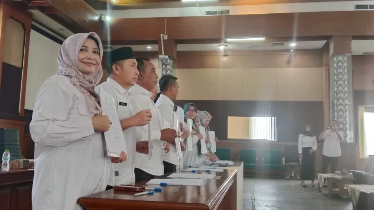 KOMITMEN: Pj Sekda Tuti Ruswati saat memimpin deklarasi netralitas ASN di Aula Tampomas PPS, Rabu (10/7).KOMIT