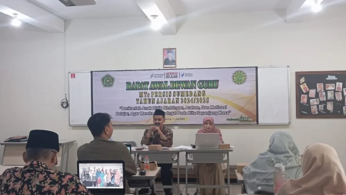 IKUTI: Sejumlah Guru dan Staff MTsS Persis Sumedang saat mengikuti rapat di sekolahnya, Kamis (11/7).