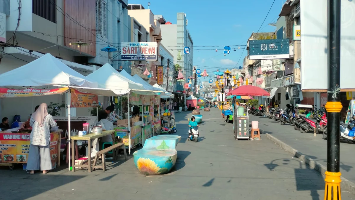 Dokumentasi situasi pedestrian Jalan Cihideung pada 26 Mei 2024 yang belum sesuai konsep awal. Pemkot Tasikmal