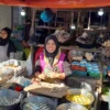 PJ Bupati Sumedang Yudia Ramli saat mengecek harga kebutuhan pokok di pasar tradisional Tanjungsari.