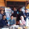 PERLIHATKAN: Lurah Regolwetan, Yopi Purwa Nugraha S Sos., bersama Tim pelaksana program IKD, saat pelaksanaan