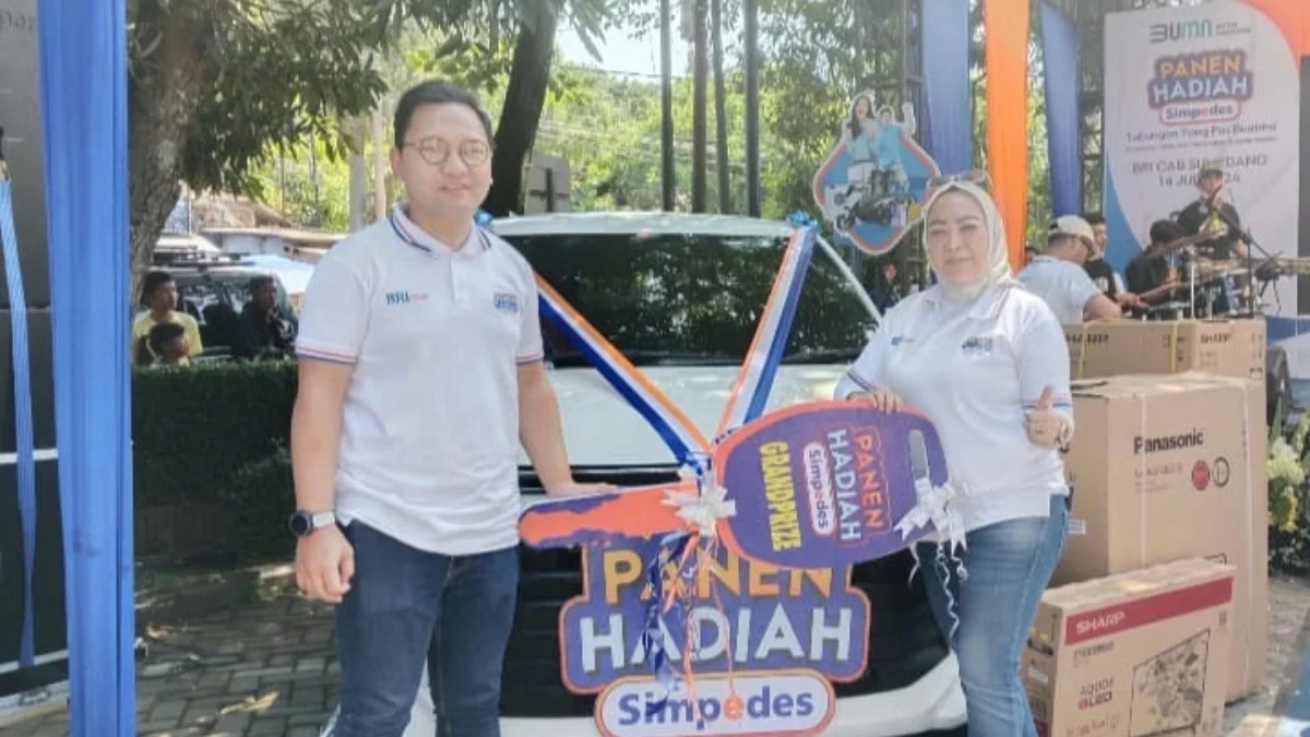 MENDEBARKAN: Pimpinan Cabang BRI Sumedang) Raditya Fatahillah (Kiri) menunjukan mobil Avanza yang menjadi gran