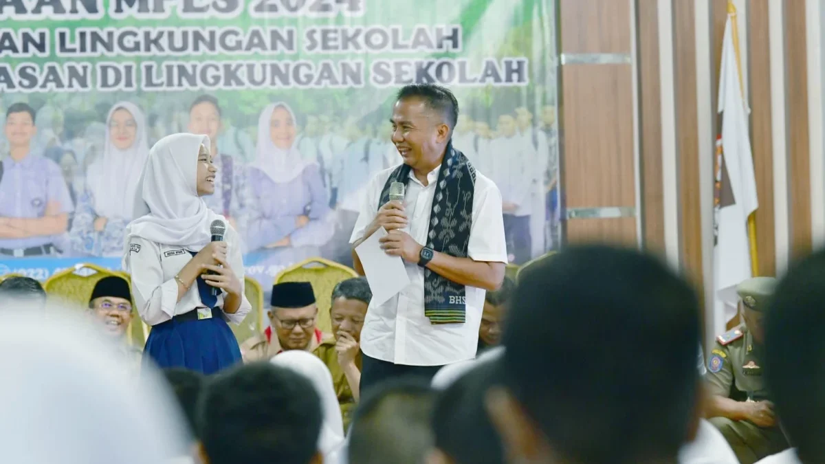 HADIRI: Pj Gubernur Jabar Bey Machmudin membuka MPLS Tahun Ajaran baru di SMA Negeri 5,Kota Bekasi, Senin (15/