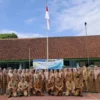 BERSAMA: Kepala Sekolah SMPN 8 Sumedang Hj Yeti Semiati SPd saat berfoto dengan para guru usai kegiatan Masa P