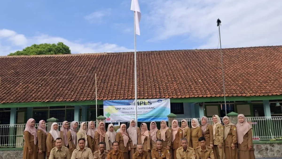 BERSAMA: Kepala Sekolah SMPN 8 Sumedang Hj Yeti Semiati SPd saat berfoto dengan para guru usai kegiatan Masa P