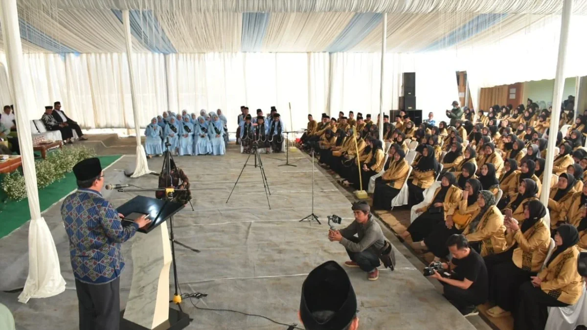 BUKA: Pj Bupati Sumedang Yudia Ramli saat membuka acara wisuda di Ponpes Sallafiyah Khaira Ummah, baru-baru in