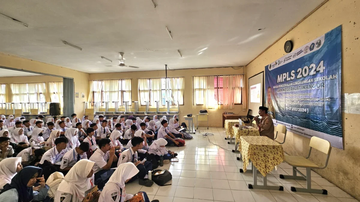 IKUTI: Sejumlah siswa SMAN Jatinangor saat mengikuti program Masa Pengenalan Lingkugan Sekolah (MPLS) di sekol