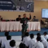 BERIKAN: Danramil 1011/Situraja Kodim 0610/Sumedang Lettu inf Sutisna saat memberikan wawasan kebangsaan di SM