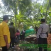 BERKUNJUNG: Jajaran Polsek Tanjungkerta bersama Forkopimcam melakukan takziah ke makam Herman Cahyadi (31), Se