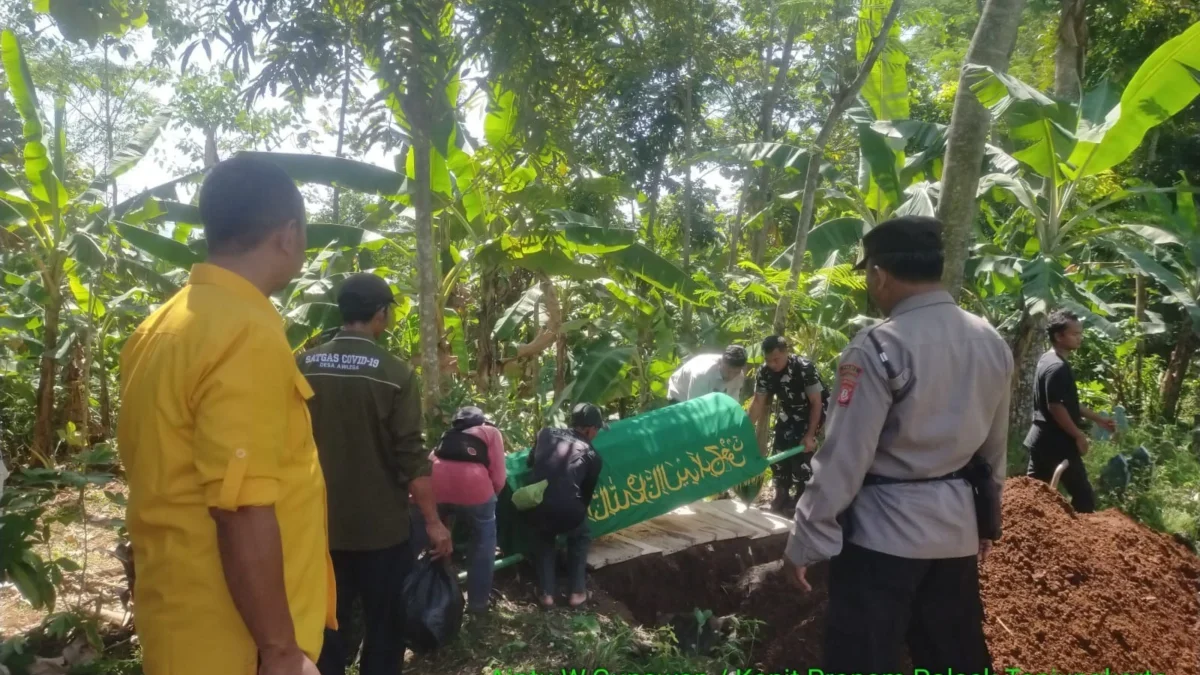 BERKUNJUNG: Jajaran Polsek Tanjungkerta bersama Forkopimcam melakukan takziah ke makam Herman Cahyadi (31), Se