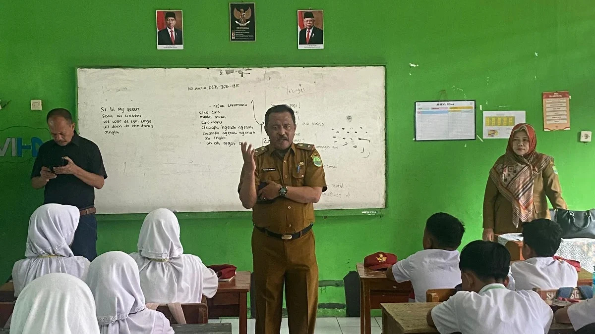 MENINJAU: Kepala Disdikbud Subang, Tatang Komara meninjau pelaksanaan MPLS di SMPN 1 Sagalaherang, Senin (15/7